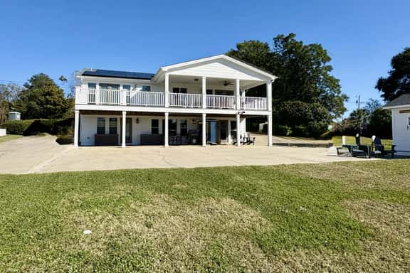 Waterfront Apartment w/boat lift in Swansboro. Beautiful dock deck views - kayak launch w/kayaks - boat lift. - Image 1