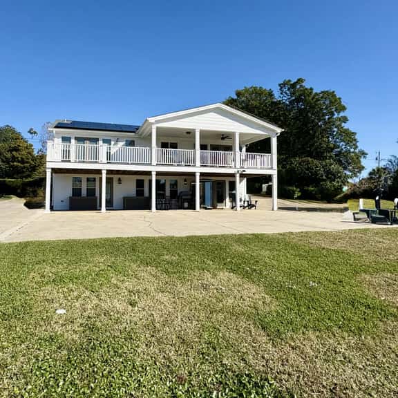 Waterfront Apartment w/boat lift in Swansboro. Beautiful dock deck views - kayak launch w/kayaks - boat lift. - Image 1